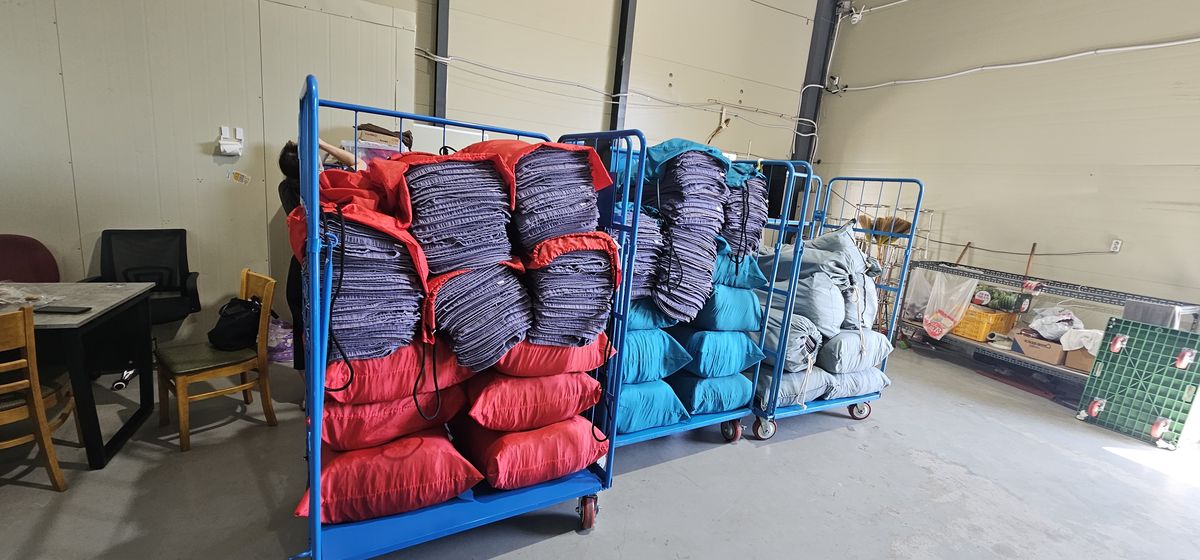 분류된 세탁물 카트