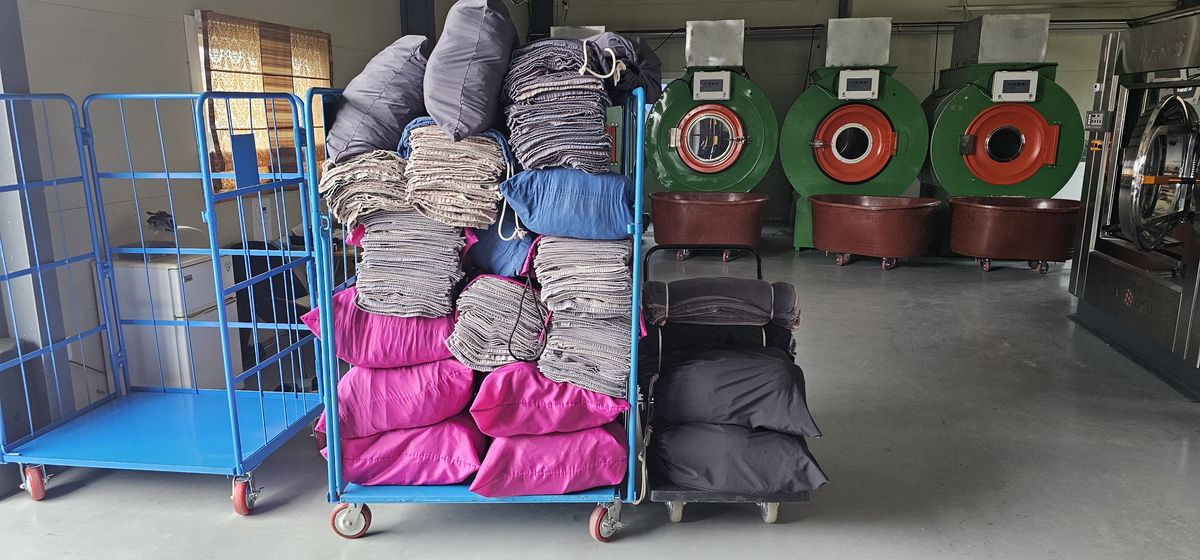 건조기와 세탁물 카트